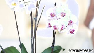 dark skin teenage girl gives blowjob