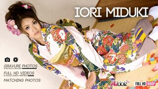 Prescious Asian cuttie rubbing her puss with a sex toy