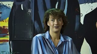 reife brunette besorgt es junger blondine mit dildo