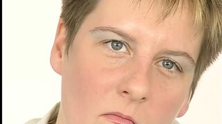 german milf is beim ersten casting mit riesigem dildo