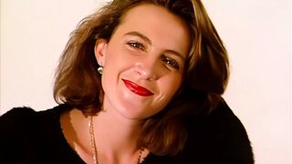 blonde und brunette kuessen und streicheln sich vor der kamera