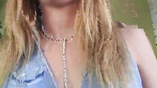 Laila Mason sucks black cock