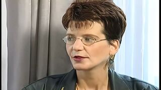 omi steht auf porno castings und geniesst den grossen dildo in ihrer pussy