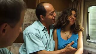 junge brunette hat dreier im wohnmobil