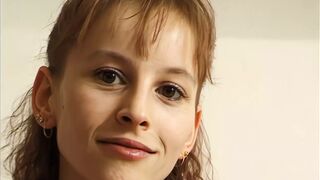 junge rothaarige spielt vor der kamera mit vibrator