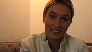 junge perfekte blondine fingert sich beim casting und bekommt mega orgasmus