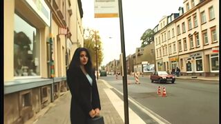 Junge latina mit festen titten besorgt es sich selbst vor der kamera