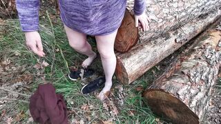 Quickie pussyslapping in the woods