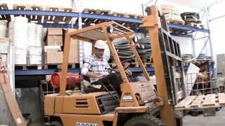 Die Praktikantin in der Lagerhalle gebumst