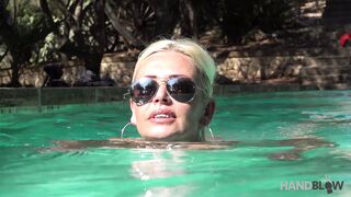 HANDBLOW – Vivien at the pool