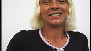 blonde gepiercte sexsuechtige besorgt es sich mit dildo