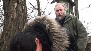 Die Sau hat sich extra ein Rock angezogen geiler Fick Public