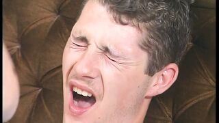 Grandma bekommt juengling zwischen die Beine