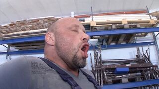 Bodo der Staplerfahrer fickt die blonde Empfangsdame in der Werkstatt