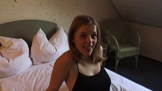 junge blondine freut sich auf das casting und faengt direkt an sich zu fingern