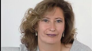 mutti in strapsen holt ihren vibrator raus und faengt an