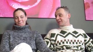 Rosali fickt mit Ihrem freund und seinem Vater auf der Porno Couch