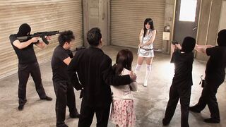 Asiatische Girls spielen mit handschellen und werden als Strafe gefickt