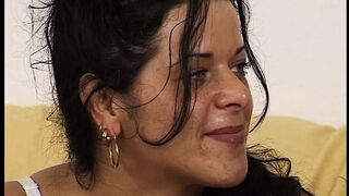 brunette zuengelt sich durchs Casting