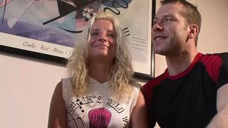 Threesome sex to satisfy the desires of the wife at Simone's house where the blonde gives advice to the couple