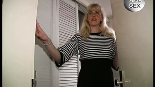 Blondine bekommt einen dildo zum Jahrestag