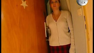 Zeig mir deine kleinen schoenen geilen Titten und lass mich