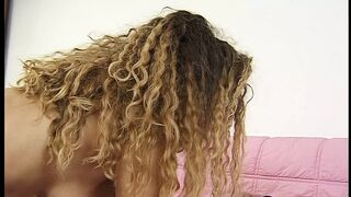 Notgeile brunette Milf besorgt es sich selbst vor der Arbeit