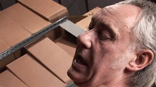 Geiler vierer auf der arbeit mit zwei notgeilen schlampen und viel ficken und blasen