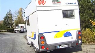 junge brunette anhalterin wird im wohnmobil von zwei typen gefickt