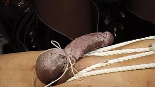 junge brunette herrin fesselt ihren sklaven