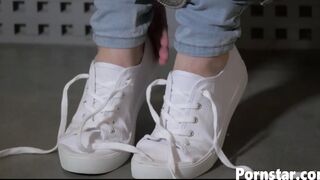 Solo Hottie Jenna J Ross Finger Fucks Her Shaved Pussy