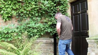 brunette schlampe fuer 20 euro im hinterhof gefickt