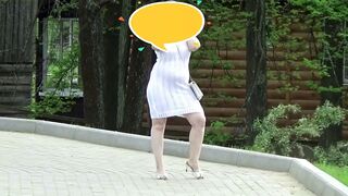 Milf shines a big ass in the park