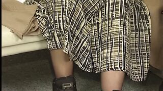 Mutter schickt waehrend des casings tochter raus