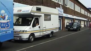 junge brunette mit behaarter pussy wird im wohnmobil von zwei typen gefickt