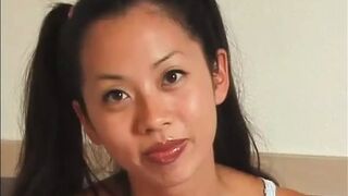 Prende un grosso cazzo l'asiatica puttana!