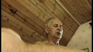 Oma wird com jungen Typ gebumst Opa macht mit