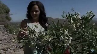 19 yr old amateur fucks her twat to orgasm