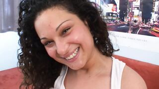 Sie freut sich immer wieder vor der Kamera zu ficken