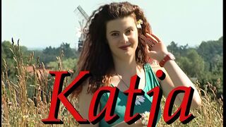 junge brunette schoenheit fingert und blaesst fuer ihr leben gern