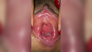 Tremenda puta con un culo rico da una buena mamada y se la cogen tan fuerte que saca un buen chorro con leche POV