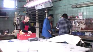 Die Notgeile Sekretaerin in der Fleischer Werkstatt vernascht