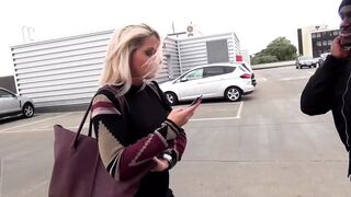 Deutsche Hausfrau Samy Fox im Einkaufszentrum abgeschleppt