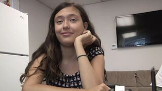 junge brunette mit festen titten haelt ohne widerspruch den hintern beim ficken hin