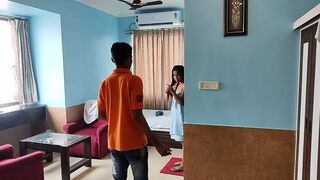 A desi model seduce a hotel boy and made a happy ending in a hotel room. So hot