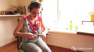 Yanks Ezmerelda Cums To Music