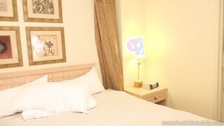 Hot Babe Has Her Feet Worshipped and Receives a Cumshot