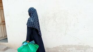 Kapry bechny wali ko pese dy k choda aur oski phudi aur gand Mari