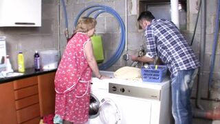 The granny rattling on the washing machine