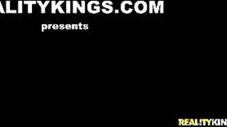 Carla Crouz shared her sporty body for the rent.